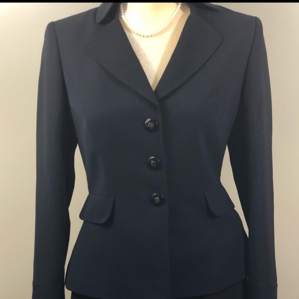 Tahari Arthur S. Levine 3 Button Ladies Blazer